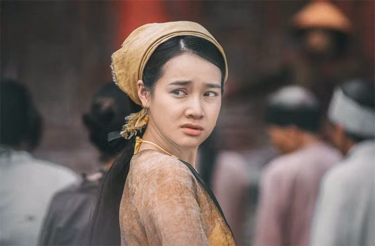 “Cả đoàn phim không có ai phát hiện là cây đàn tranh bị ngược hết! Xem mà giật mình luôn, phim điện ảnh đó! Đã là phim ảnh thì lỗi nặng hơn thuộc về đạo diễn và chính người diễn viên đã quá tắc trách với kỹ năng của mình!”, NSƯT Thành Lộc bức xúc. (Ảnh: Người lao động)