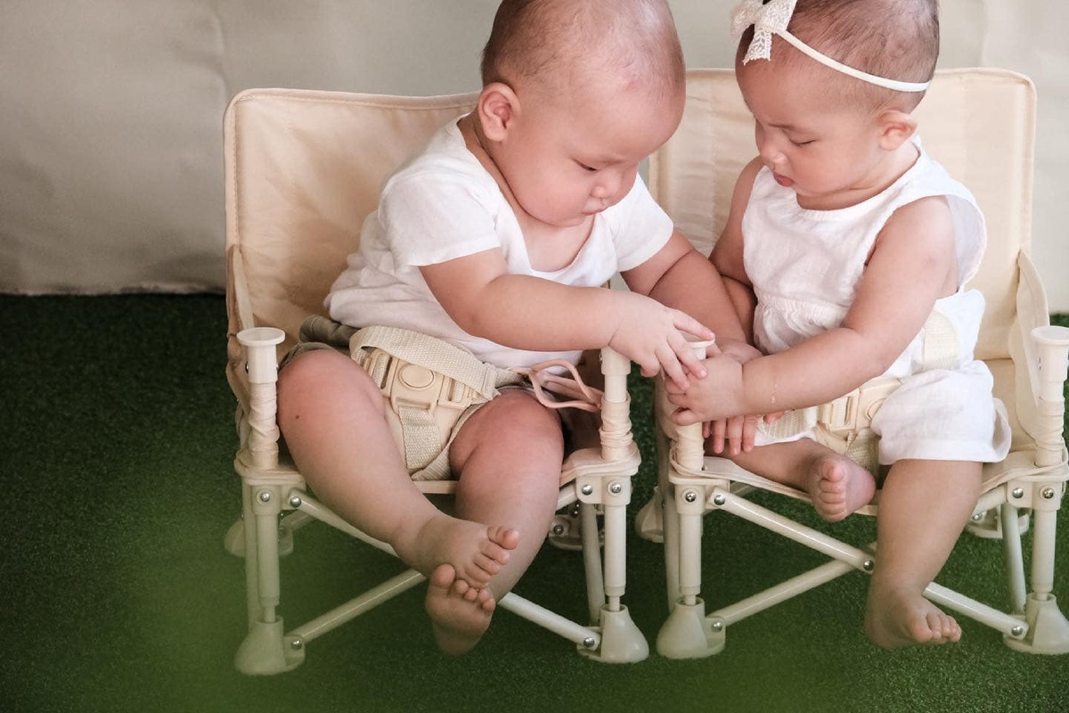 "Hai ông bả ngồi dự tiệc từ đầu đến cuối luôn mới ghê chứ. Ở nhà còn vậy, chừng nào đi dự tiệc ở ngoài được chắc không muốn về luôn quá", Hồ Ngọc Hà chia sẻ.