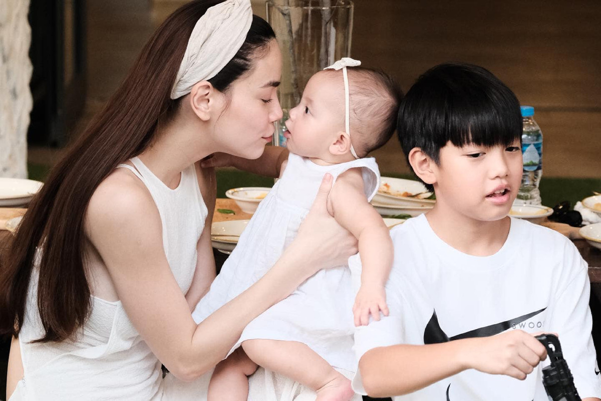 Leon và Lisa được mẹ cho diện dress code tông màu trắng đẹp mắt.