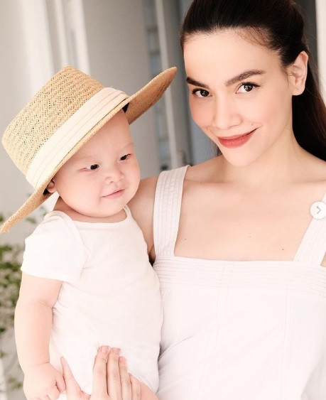 Cặp song sinh nhà Hà Hồ lần đầu được dự tiệc sinh nhật anh cả nên rất háo hức.