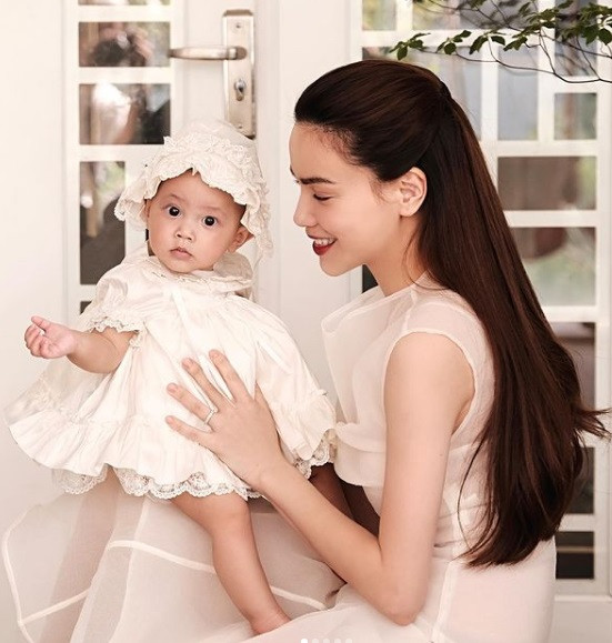 "Nữ hoàng giải trí" chăm chỉ đăng ảnh con lên trang cá nhân, không khỏi chạnh lòng khi bị "thất sủng" vì các con hot hơn mẹ.