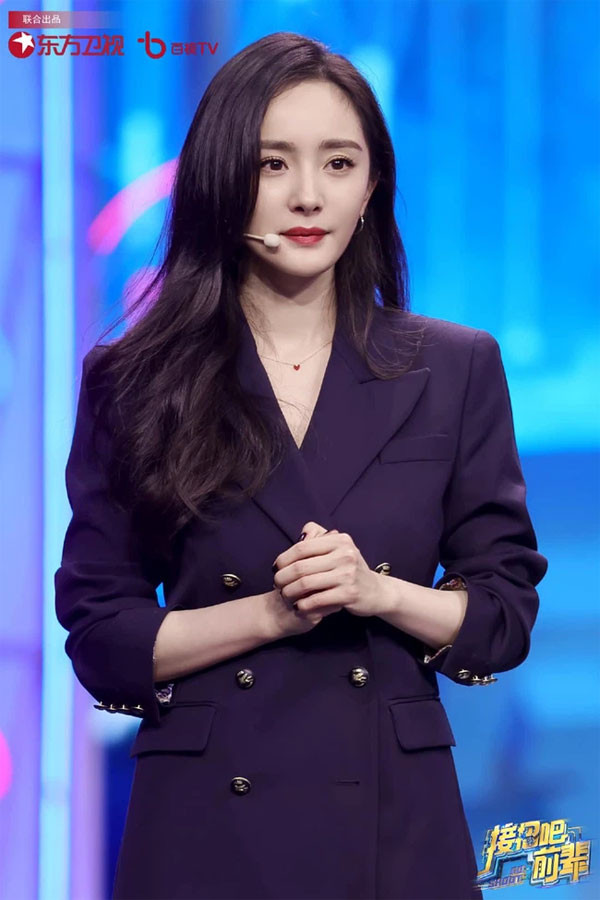 Chay theo trao luu, Duong Mich bi “nem da” vi mot buc anh-Hinh-3