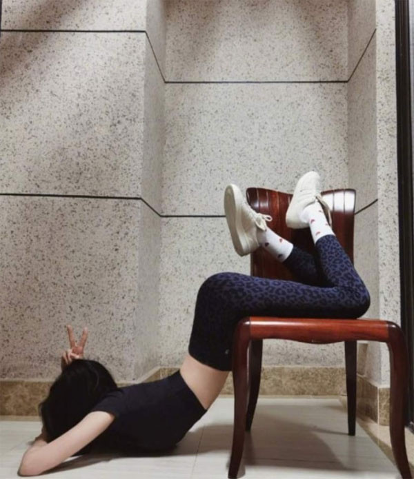 Chay theo trao luu, Duong Mich bi “nem da” vi mot buc anh