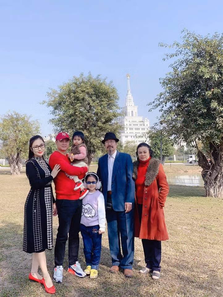 Ảnh gia đình hạnh phúc 3 thế hệ nhà Tự Long. Nam danh hài được nhận xét có nhiều nét giống mẹ.