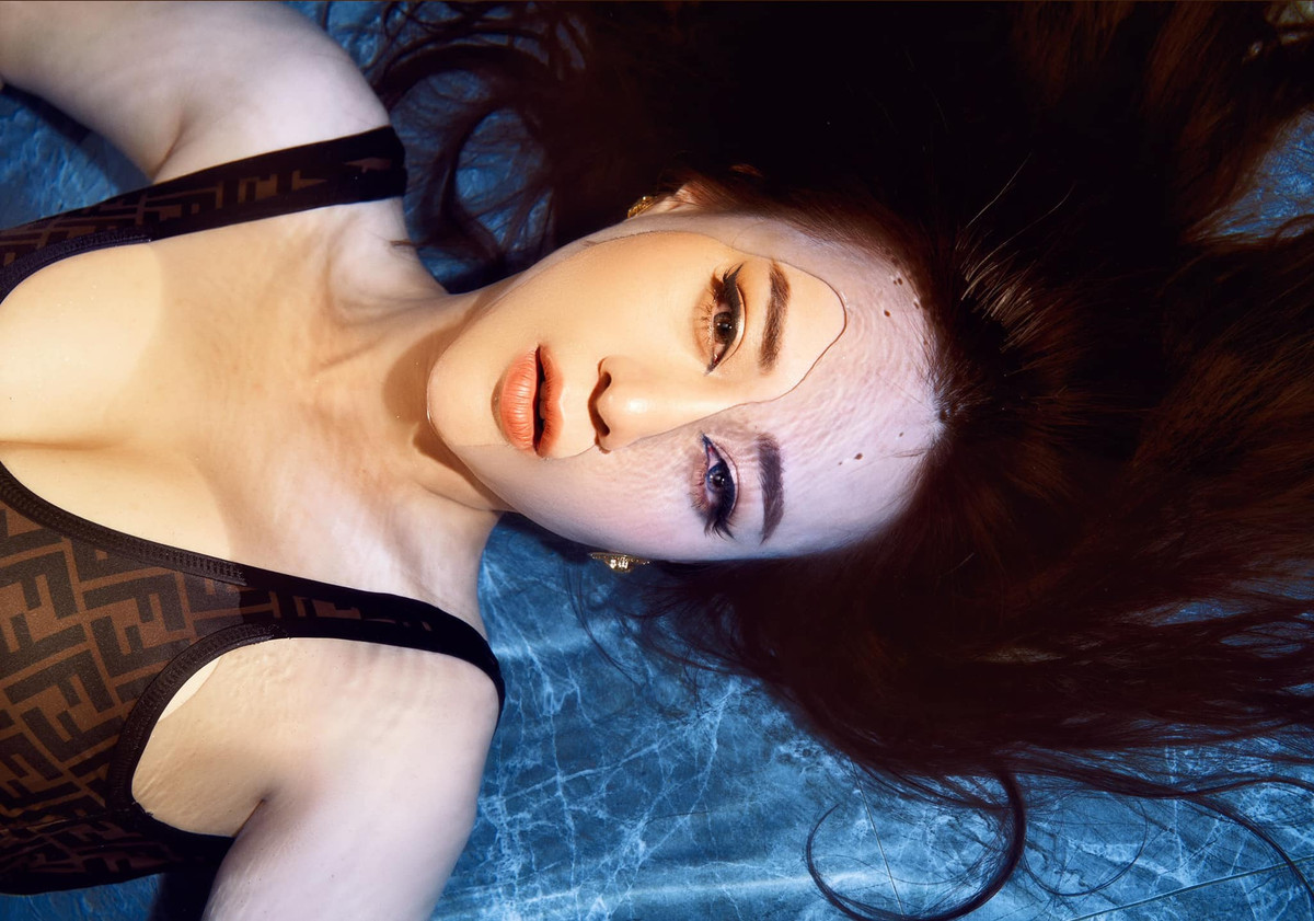 Phương Oanh tiết lộ quanh loạt ảnh tiêu đề "Giò tái": "Bộ ảnh ghi lại cột mốc móc hàm “khúc giò” gần 60kg. Cũng không hề tệ phải không ạ? Trải qua bao cung bậc của cân nặng thì Oanh nhận ra rằng: Béo hay gầy không quan trọng, quan trọng là bạn cảm thấy khoẻ và tự tin nhất mà thôi".