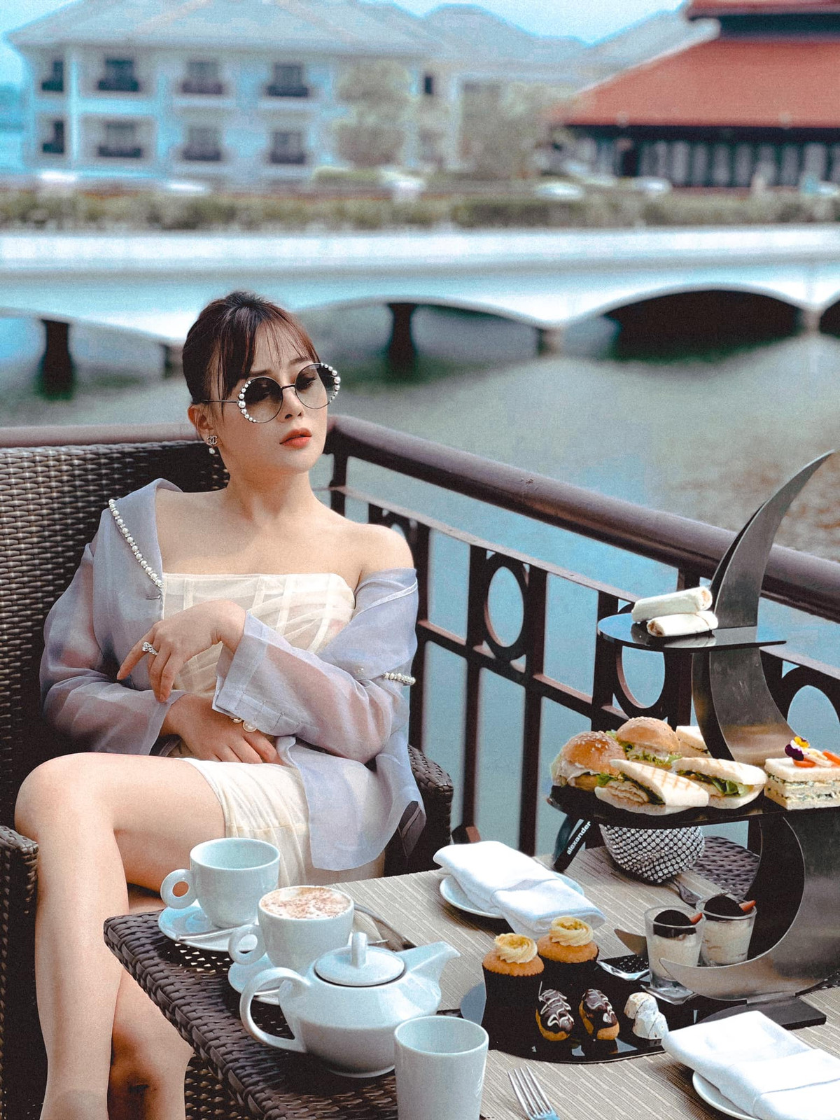 Về những vai diễn của mình, Phương Oanh chia sẻ: "Nhiều lúc tự hỏi: Một người yêu cái đẹp, mê làm đẹp như cô ấy mà luôn thích trải nghiệm những dạng vai lăn lộn, bầm dập, te tua, bất chấp xấu đẹp thì thật sự là quá khó hiểu mà. Chính cô ấy cũng không hiểu. Tài thật!".