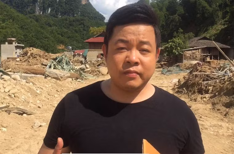 Ngoại hình béo, lùn cũng khiến nam ca sĩ sinh năm 1979 khó tìm trang phục diễn.