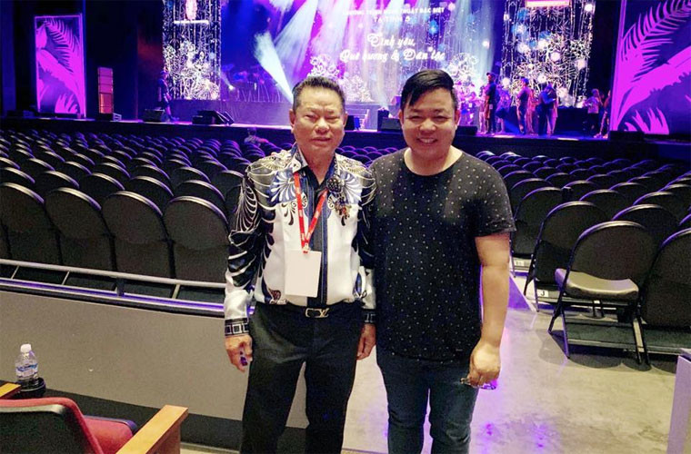 Dù mặc đồ tối màu nhưng Quang Lê vẫn lộ rõ thân hình mập mạp.