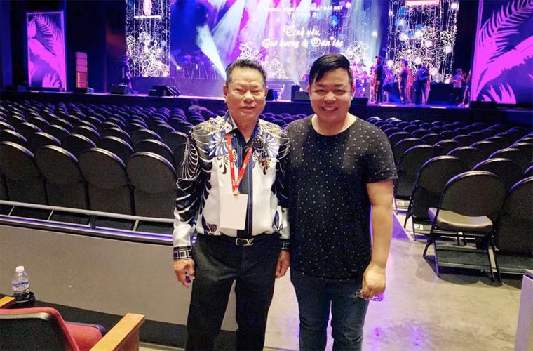 Dù mặc đồ tối màu nhưng Quang Lê vẫn lộ rõ thân hình mập mạp.