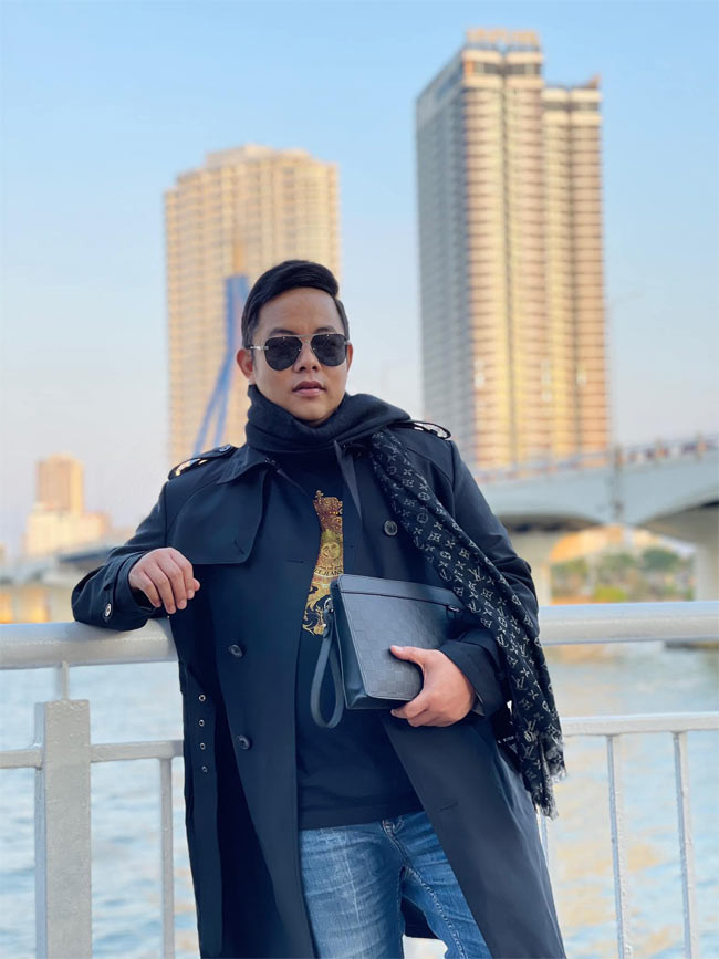 Thời gian gần đây, Quang Lê đã giảm được 8kg, mặc dù chưa về số cân nặng mong muốn nhưng vẻ ngoài của anh đã thanh thoát và trẻ trung hơn trước.