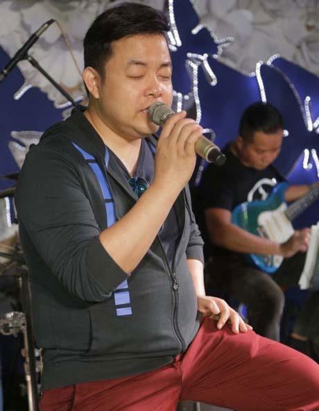 Tăng cân không chỉ khiến giọng ca “Đập vỡ cây đàn” bị mất hình ảnh mà còn khiến anh giảm cả thể lực, chỉ hát liên tục được 1 tiếng là mệt.