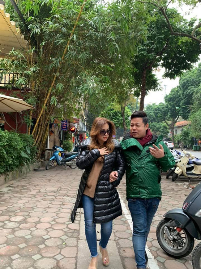 Khi ăn mặc xuề xòa, Quang Lê càng lộ rõ thân hình ngoại cỡ của mình, nhất là chiếc bụng to kềnh càng.