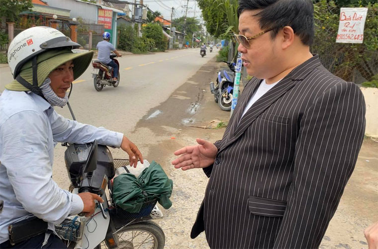 Với chiều cao 1m62 nhưng có thời điểm Quang Lê nặng tới 90kg. Với cân nặng như vậy, Quang Lê từng làm gẫy cầu dừa khi đi qua và bị rơi tõm xuống bùn trong một lần đi quay. (Ảnh: ngoisao.vn)