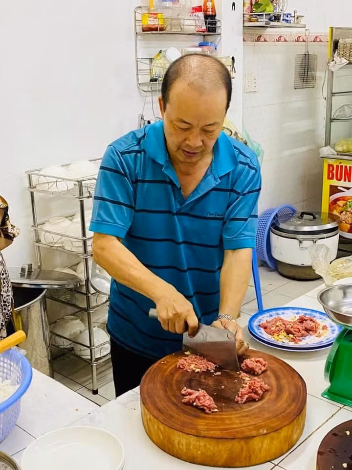 Ngoài công việc giảng dạy, nam nghệ sĩ gốc Nam Định còn mở một quán phở nhỏ mang tên mình ở TP HCM.