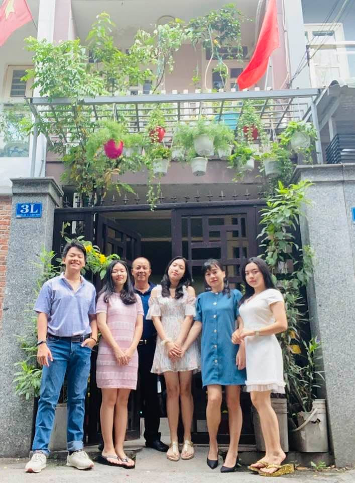 Nam nghệ sĩ nghiêm khắc trong việc dạy dỗ con và hài lòng khi thấy các con trưởng thành, ngoan ngoãn.