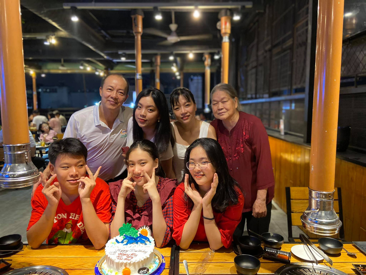 Ở tuổi 54, nam danh hài 4 con có một cuộc sống hạnh phúc bên gia đình.