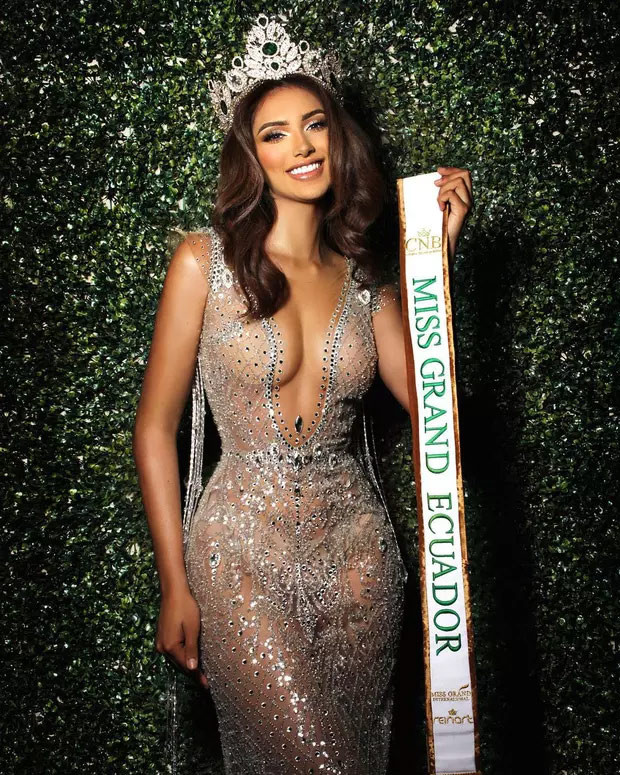 Á hậu 1 Miss Grand International 2021, Andrea Victoria Aguilera, 20 tuổi, cao 1m80, nặng 60kg, số đo ba vòng 88-61-96.