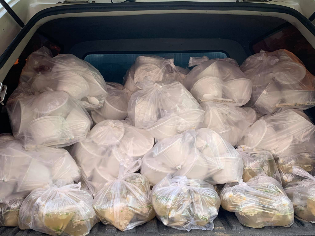 632 phần ăn sáng được Mai Phương Thúy và các tình nguyện viên chuẩn bị để đi tiếp tế cho y bác sĩ trong bệnh viện.