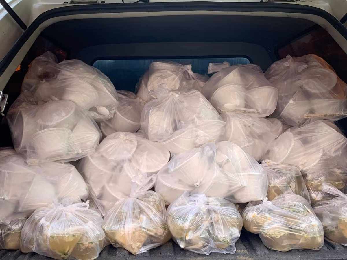 632 phần ăn sáng được Mai Phương Thúy và các tình nguyện viên chuẩn bị để đi tiếp tế cho y bác sĩ trong bệnh viện.