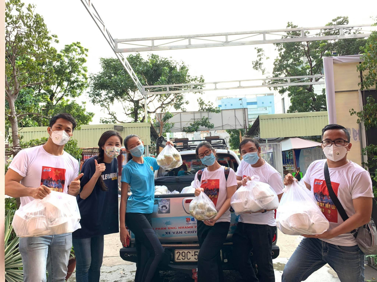 Mỗi người một việc, ai cũng khẩn trương để tiếp tế phần ăn sáng nhanh nhất đến các y bác sĩ đang ngày đêm chống dịch.