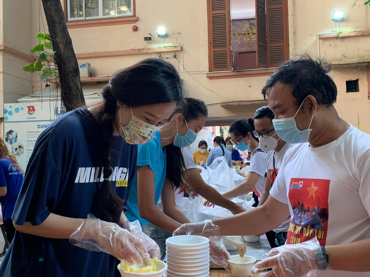 Hoa hậu Mai Phương Thúy tươi tắn làm tình nguyện viên.