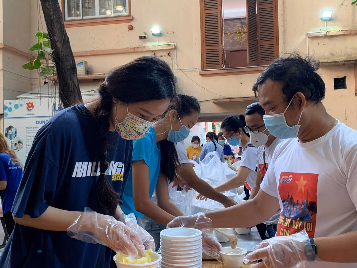 Hoa hậu Mai Phương Thúy tươi tắn làm tình nguyện viên.