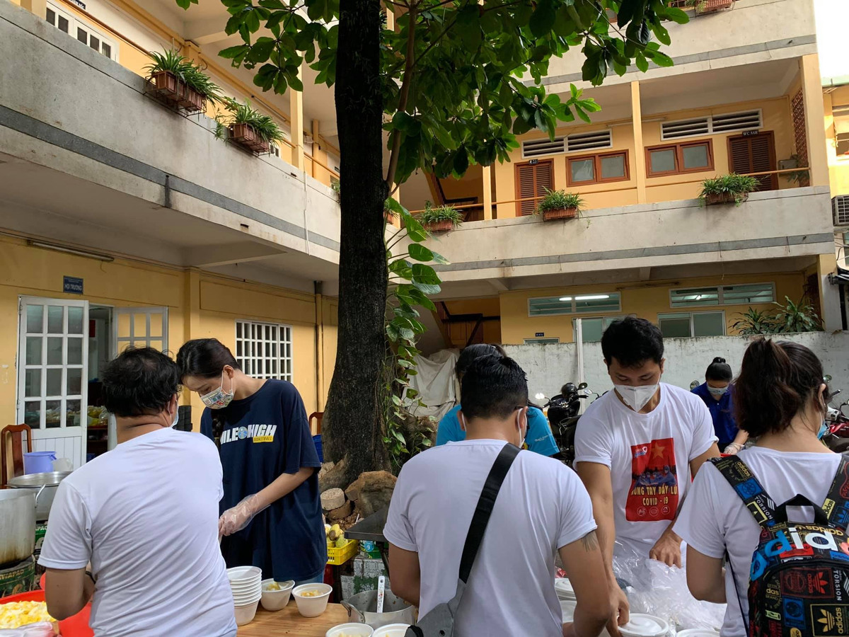 Dù phải dậy sớm nhưng ai cũng vui vẻ và hào hứng khi được đóng góp một phần công sức vào công tác phòng chống dịch COVID-19.