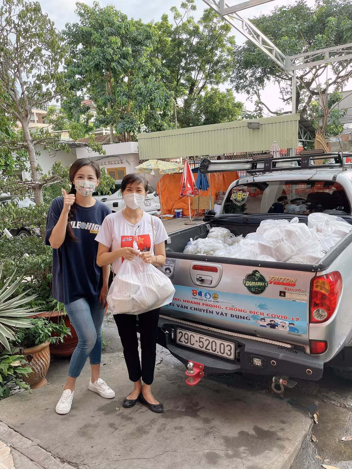 Mới đây, trên trang cá nhân, Hoa hậu Việt Nam 2006 đăng ảnh tươi tắn và giản dị khi phụ việc ở bếp ăn của BV Nhiệt đới TP HCM.