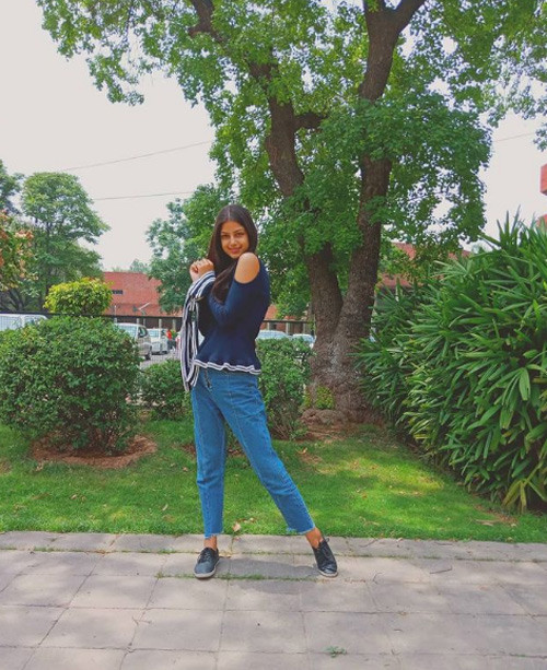 Không quần áo hàng hiệu, không phụ kiện cầu kỳ, phong cách thời trang của Hoa hậu Hoàn vũ 2021 rất tối giản.