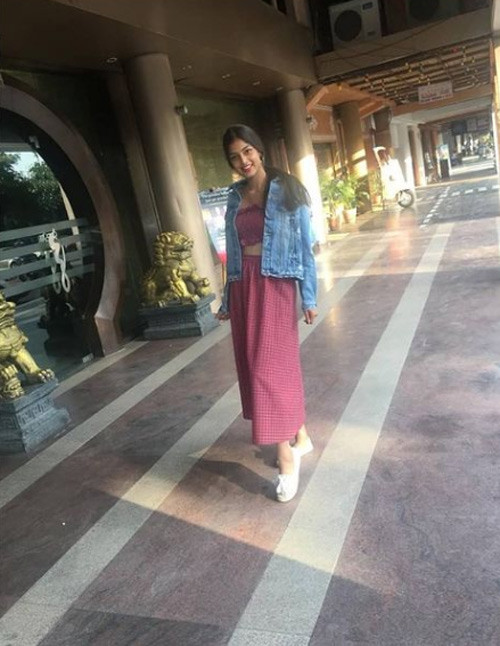 Váy áo, phụ kiện giản dị, Harnaaz Kaur Sandhu tươi tắn dạo phố.