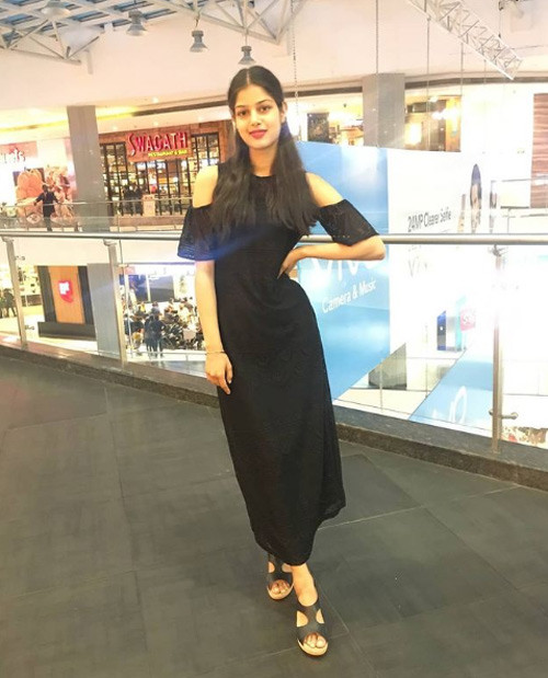 Váy đen dài với điểm nhấn là phần cut-out ở vai, người đẹp 21 tuổi giản dị như bao cô gái khác khi xuống phố đi chơi.