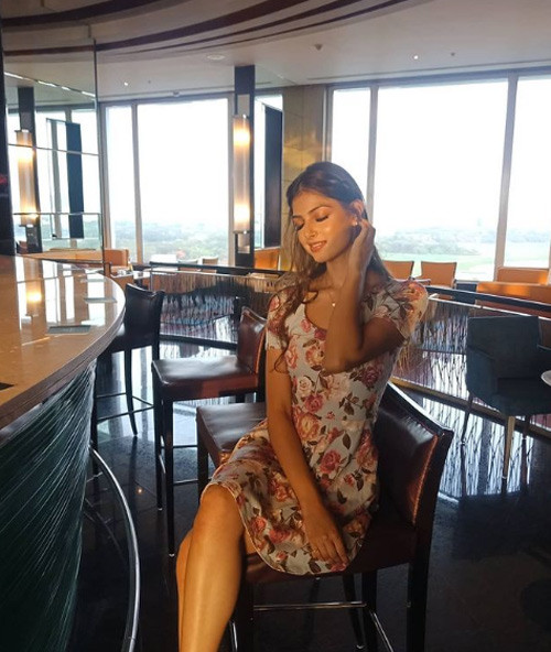 Trước khi trở thành hoa hậu, Harnaaz Kaur Sandhu là người mẫu kiêm diễn viên của Ấn Độ. Nhưng gu thời trang của người đẹp 10X cũng chỉ đơn giản là váy hoa như thế này.