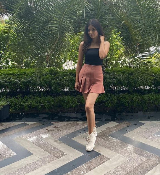 Ngoài đời, người đẹp Ấn Độ Harnaaz Kaur Sandhu, tân Hoa hậu Hoàn vũ 2021 ăn mặc rất giản dị.