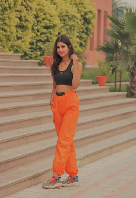 Người đẹp 21 tuổi thích giày thể thao và những trang phục khoẻ khoắn, đơn giản.