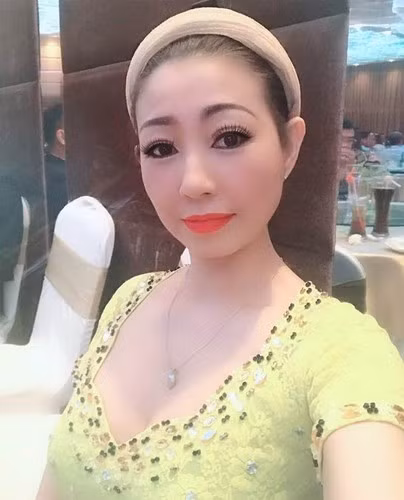 Ở tuổi U50, gương mặt nữ ca sĩ đã có dấu hiệu của tuổi tác nhưng vẫn có nét cuốn hút riêng.