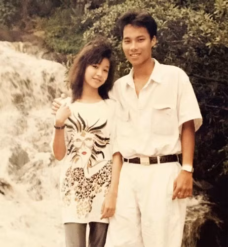 Ca sĩ Hà My nổi danh từ khá sớm nhờ tài năng và nhan sắc. Thời trẻ, cô sở hữu vóc dáng nhỏ nhắn và gương mặt thanh tú, sắc sảo. Ảnh: Hà My và Ngọc Hải - em trai danh ca Ngọc Sơn.