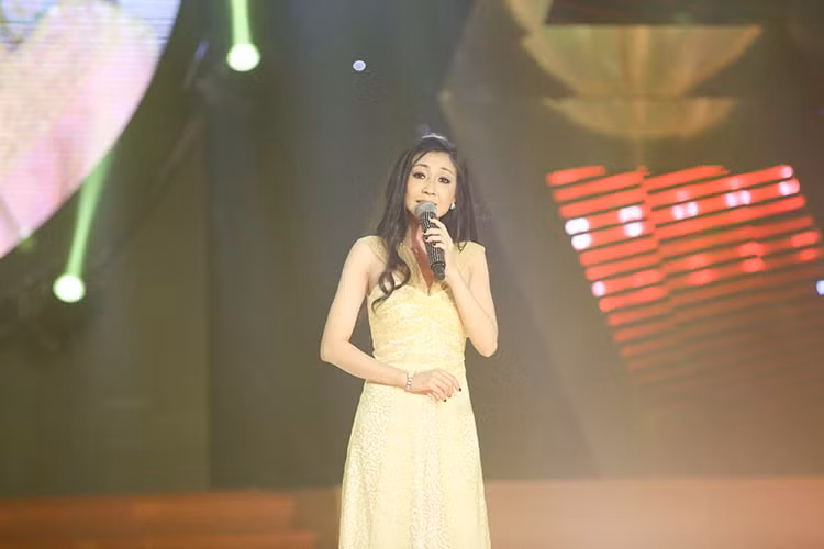 Hiện, tình cũ Hoài Linh vẫn tham gia các hoạt động nghệ thuật nhỏ và cập nhật cuộc sống đời thường lên mạng xã hội.