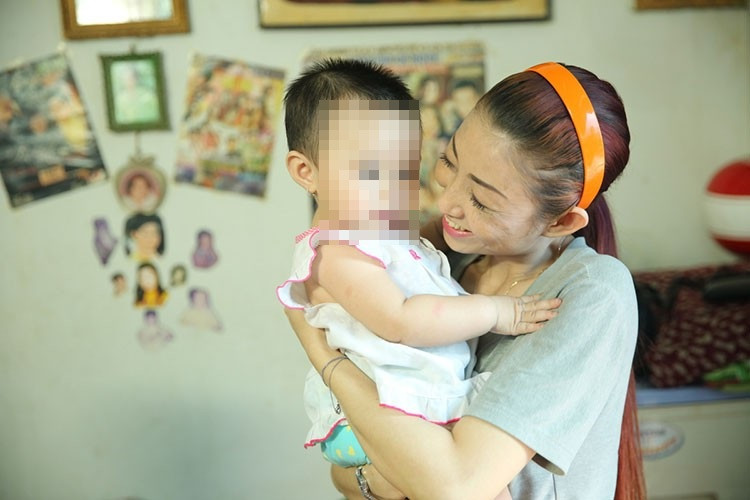 Hà My từng chia sẻ về cuộc sống vất vả mưu sinh cùng gánh nặng phải chăm lo cho mẹ già, con gái và cháu ngoại trong căn nhà chật hẹp ở TP HCM.