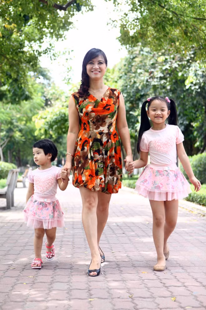 Dù bận rộn nhưng NSƯT Thu Hạnh vẫn cân bằng được giữa cuộc sống và công việc. Ở tuổi U50, chị tận hưởng cuộc sống yên bình bên ông xã và hai cô con gái. Ảnh tổng hợp.