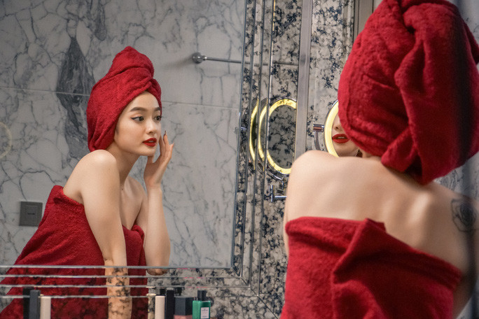 So với hình ảnh "gái thành thị" khí chất sang chảnh trên phim, ngoài đời nữ chính "Gái già lắm chiêu V" sở hữu vẻ đẹp cuốn hút không kém.