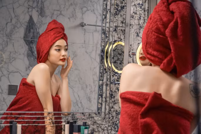 So với hình ảnh "gái thành thị" khí chất sang chảnh trên phim, ngoài đời nữ chính "Gái già lắm chiêu V" sở hữu vẻ đẹp cuốn hút không kém.