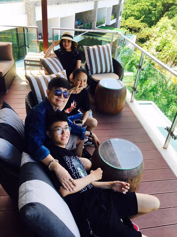 Không chỉ là một trong những ông bố đông con nhất Vbiz, Long Nhật còn nổi tiếng chiều con. Dù bận rộn với lịch diễn nhưng mỗi khi có thời gian là anh lại về thăm vợ con đang sinh sống tại quê vợ ở Hải Phòng, đưa gia đình đi du lịch mỗi dịp hè.