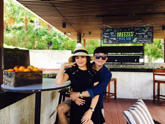 Hơn 20 năm chung sống, Long Nhật và bà xã phải đối mặt với nhiều thị phi xung quanh ồn ào giới tính của anh. Thậm chí, giọng ca "Tóc em đuôi gà" tiết lộ, từng xin phép vợ để tạo scandal đồng tính và được vợ đồng ý.