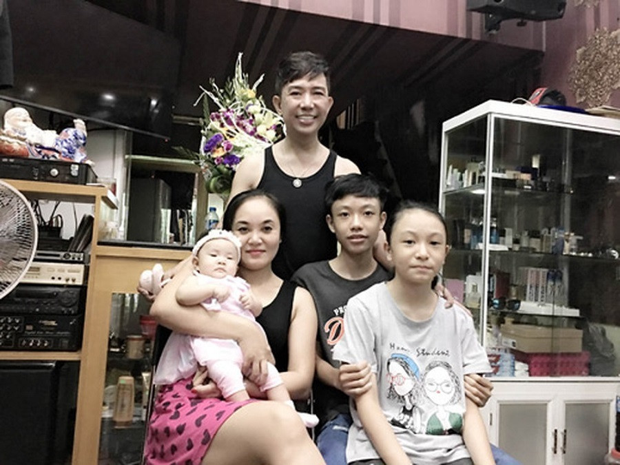 Vượt qua những ồn ào về giới tính, ca sĩ Long Nhật và vợ vẫn chứng minh cuộc sống hôn nhân bền vững trong hơn 20 năm qua. Cả hai sở hữu "tài sản quý giá" là 4 người con "đủ nếp, đủ tẻ".