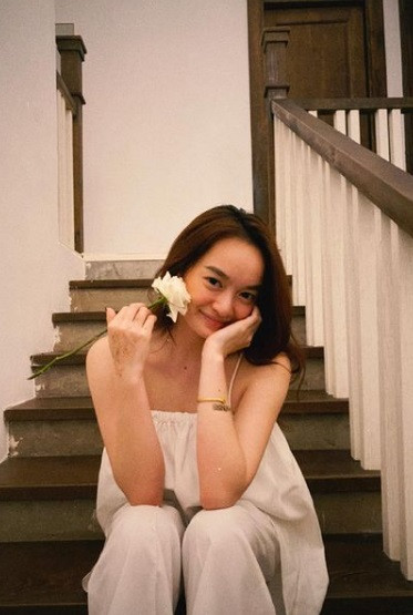 Trong thời gian ở nhà phòng chống dịch COVID-19, mỹ nhân phim "Em chưa 18" chăm chỉ đăng ảnh mặt mộc hay chỉ trang điểm nhẹ nhàng.