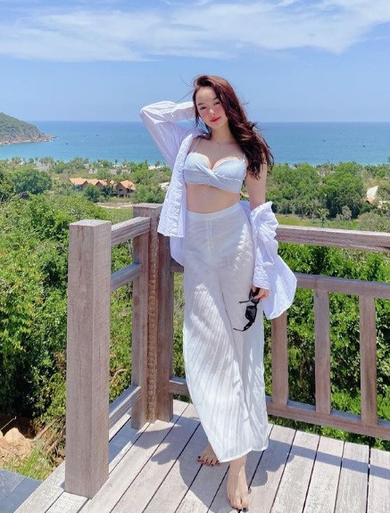 Nữ diễn viên "Gái già lắm chiêu V" ăn điểm bởi làn da trắng mịn màng "không tì vết", gương mặt sáng, đôi mắt to tròn.