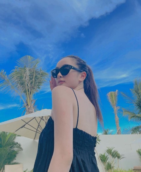 Dù vậy trong khoảnh khắc mới đây, mỹ nhân tuổi 22 được khen trông trẻ trung hơn với hình ảnh mặc mộc, đeo kính.