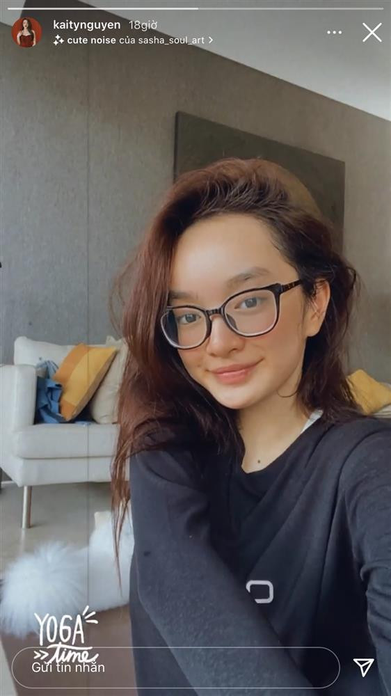 Mới đây trên story Instagram, Kaity Nguyễn khiến nhiều fan suýt không nhận ra khi tự tin show mặt mộc nhợt nhạt, đeo kính cận, mái tóc rối bời.