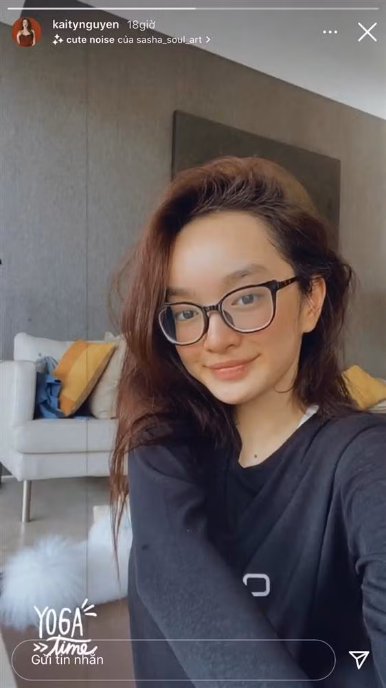 Mới đây trên story Instagram, Kaity Nguyễn khiến nhiều fan suýt không nhận ra khi tự tin show mặt mộc nhợt nhạt, đeo kính cận, mái tóc rối bời.