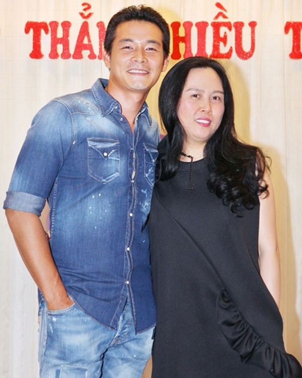 Quách Ngọc Ngoan và Phượng Chanel công khai hẹn hò vào năm 2014 sau đó dọn về sống chung với nhau. Năm 2020, nam diễn viên tiết lộ anh đã đăng ký kết hôn với Phượng Chanel và có chung một con gái 8 tháng tuổi. Trong thời gian sống chung, Quách Ngọc Ngoan tỏ ra rất quan tâm, yêu chiều vợ. (Ảnh: Vietnamnet)